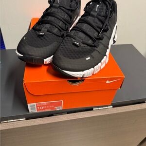 Nike Men's Black and White Sneakers